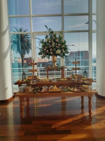 MESA DE DULCES 3 NIVELES  (no incluye accesorios ni flores ni maqueta ni bocaditos)