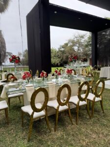 Alquiler de sillas Phoenix transparentes y mesas de espejo con menaje de lujo para quinceañeros en Lima - Productora Roxste.