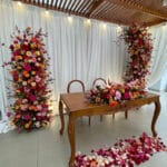 Mesa de novios con sillas vintage y arreglo floral para boda campestre en Huachipa - Productora Roxste.