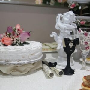 Brindis de gala y detalles sofisticados para pedida de mano exclusiva en yate o rooftop de lujo en Lima Metropolitana. Productora Roxste.