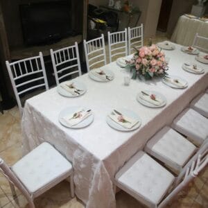 Organización de pedida de mano en casa en Lima con montaje de mesas de gala y sillas Chiavari blancas. Productora Roxste.